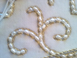 Белый шитье жемчугом с серебрянными дробницами